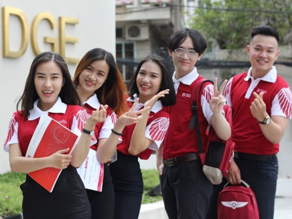 Khoác lên mình bộ đồng phục sinh viên là cách để các bạn trẻ thể hiện niềm tự hào