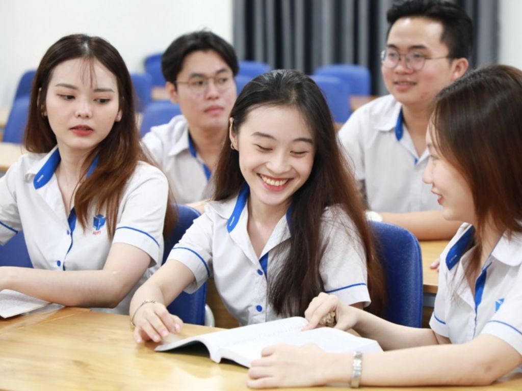 Thiết kế thường gọn gàng, với đường cắt may theo xu hướng hiện đại