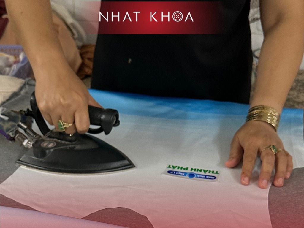 Bạn nên chọn nhiệt độ thấp nhất khi ủi vải cá sấu poly