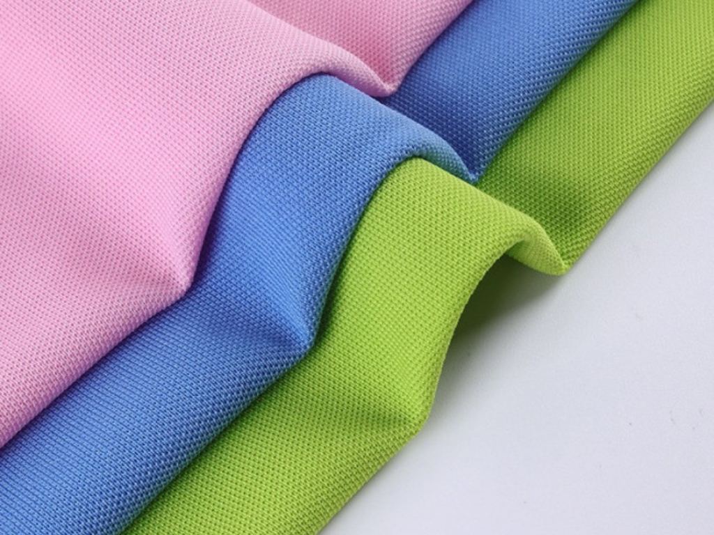 Vải cá sấu poly thường mang lại cảm giác khô và cứng khi tiếp xúc với da