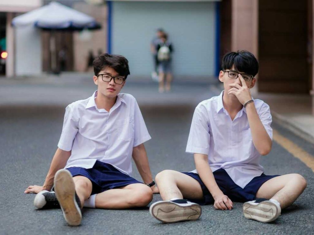 Quần đồng phục học sinh nam cấp 2 nên ưu tiên màu đen hoặc xanh đen