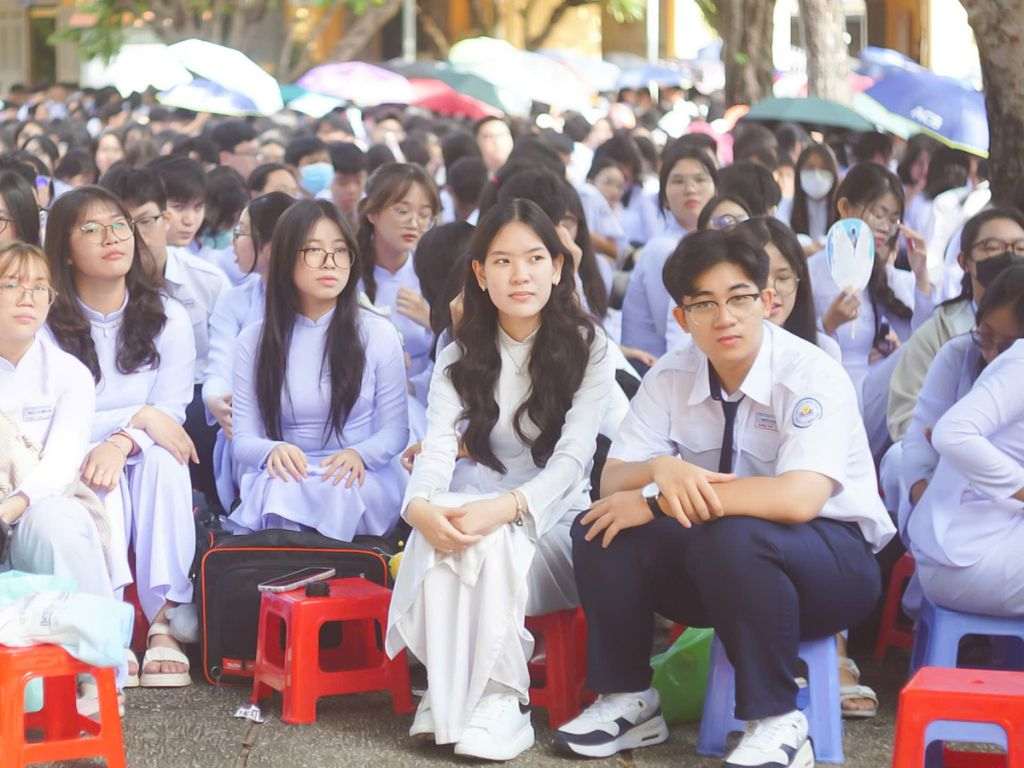 Quần đồng phục học sinh nam cấp 2 thường có màu tối