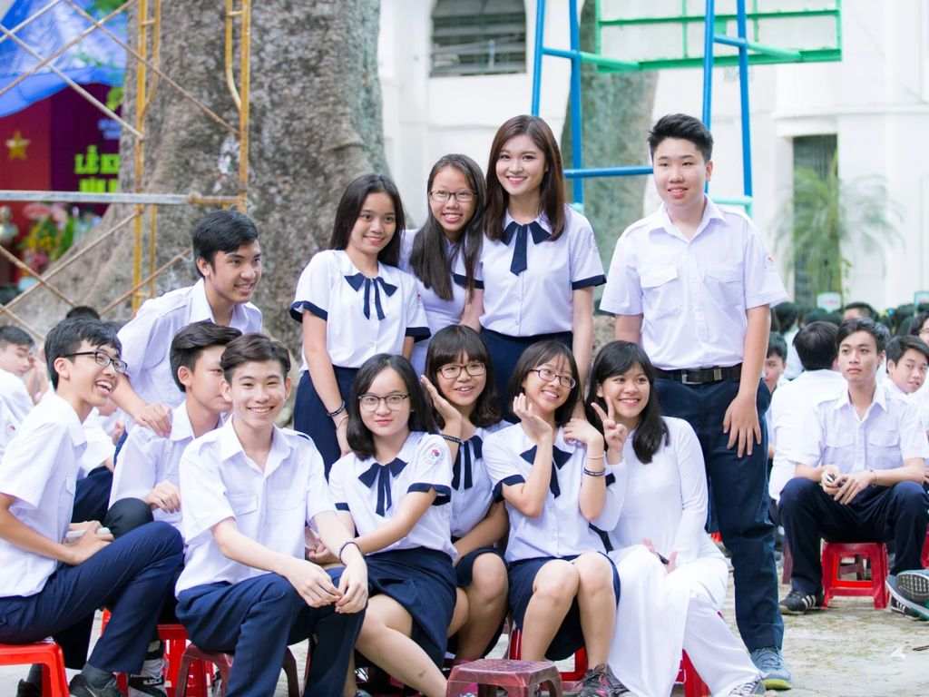 Váy đồng phục học sinh cấp 2 thường được thiết kế qua đầu gối