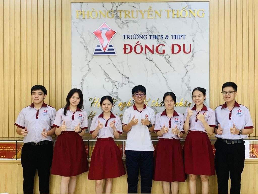 Váy chữ A là lựa chọn phổ biến cho đồng phục học sinh cấp 2 nhờ thiết kế đơn giản