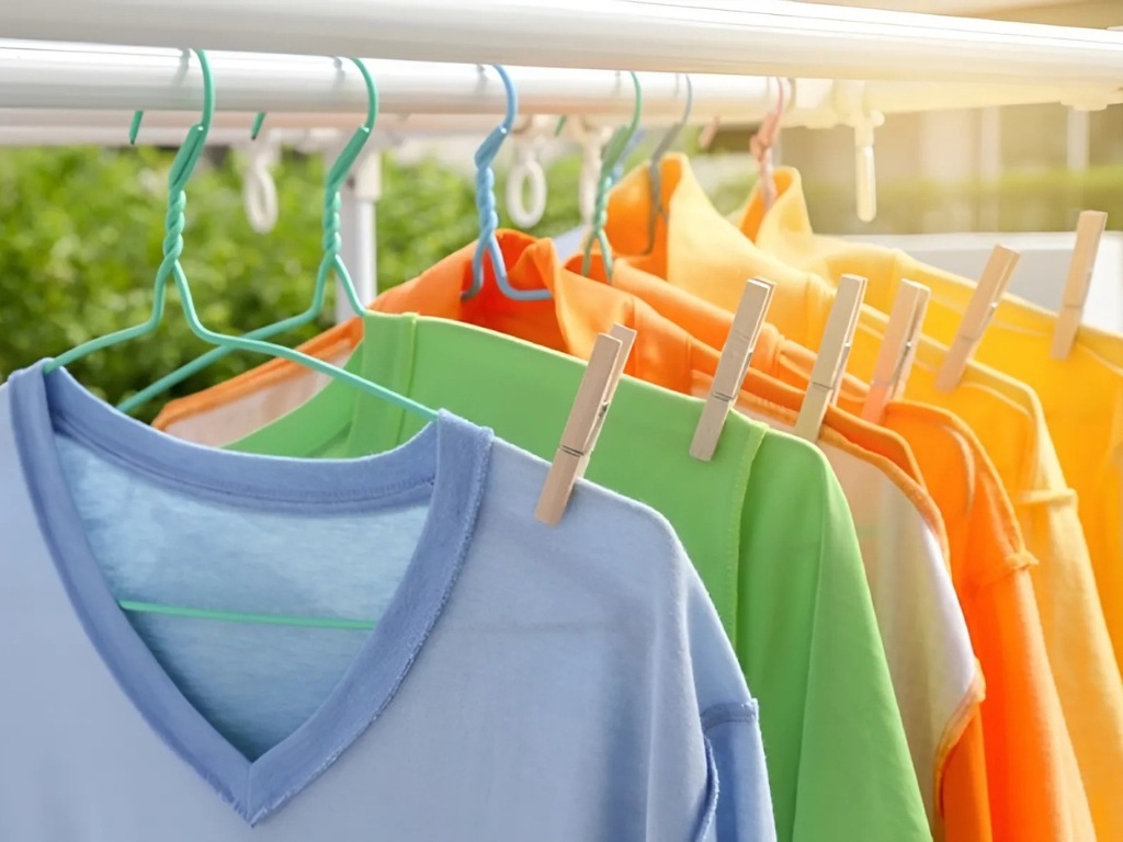 Bạn nên lộn mặt trái của áo khi phơi để bảo vệ màu sắc và bề mặt vải