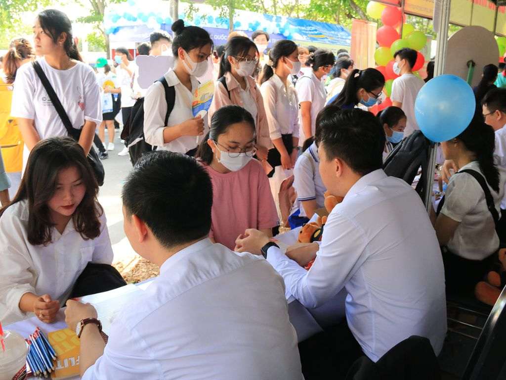 Khi mua đồng phục bạn cần lựa chọn kích thước phù hợp với trẻ
