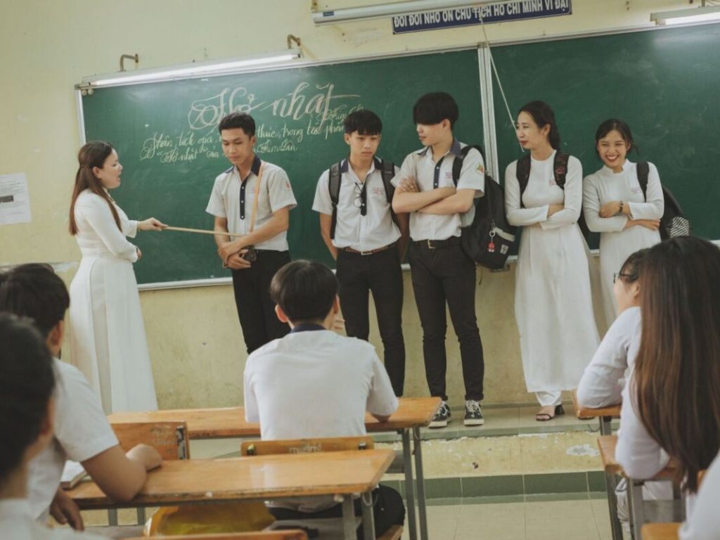 Áo sơ mi và quần tây là lựa chọn phổ biến cho đồng phục học sinh cấp 3 Việt Nam