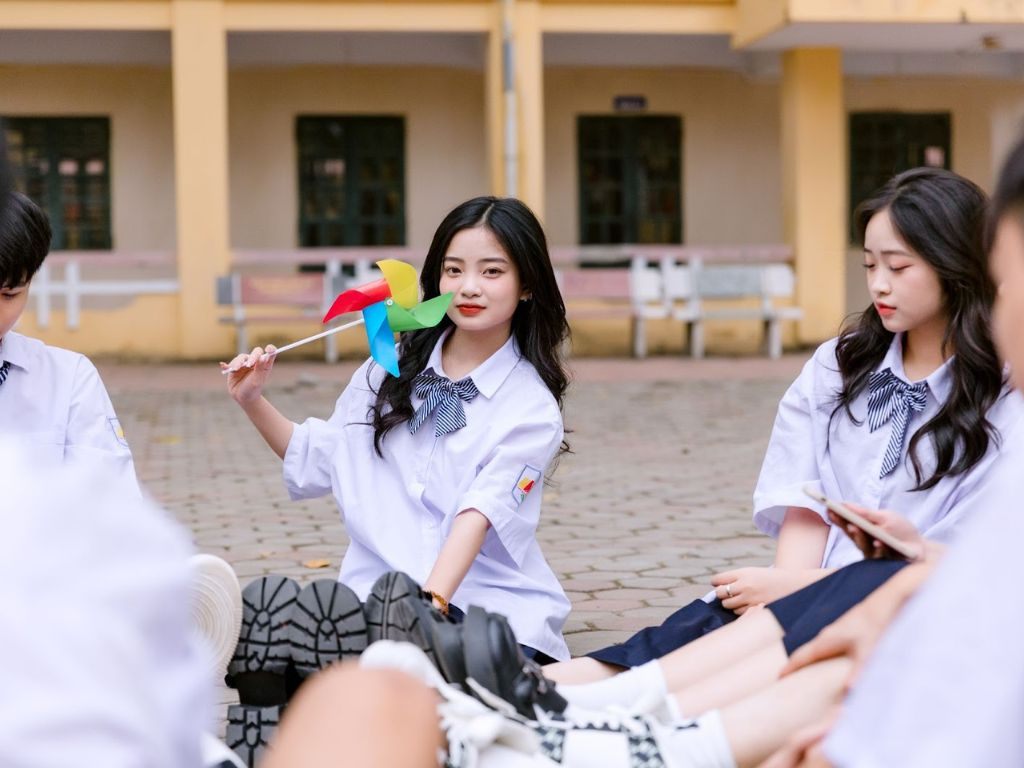 Nơ trên cổ tạo điểm nhấn cho bộ đồng phục học sinh cấp 3 Hà Nội