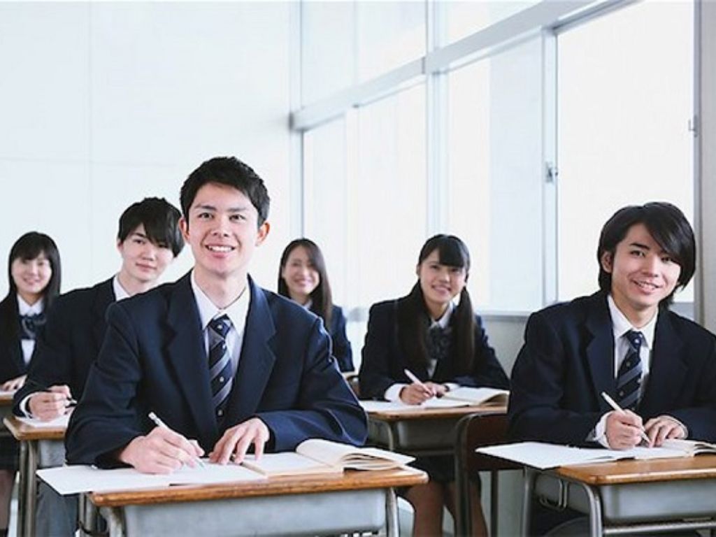 Đồng phục học sinh cấp 3 Nhật thường kết hợp với cà vạt