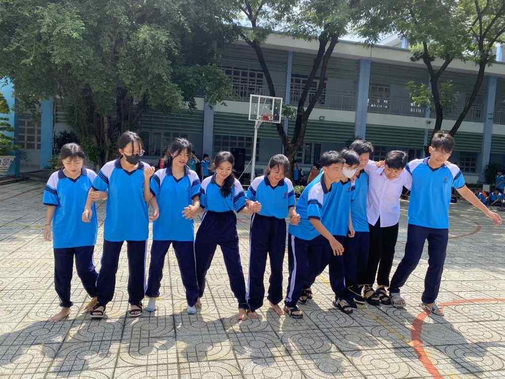 Mẫu áo đồng phục học sinh cấp 3 kiểu polo mang đến sự thoải mái cho trẻ