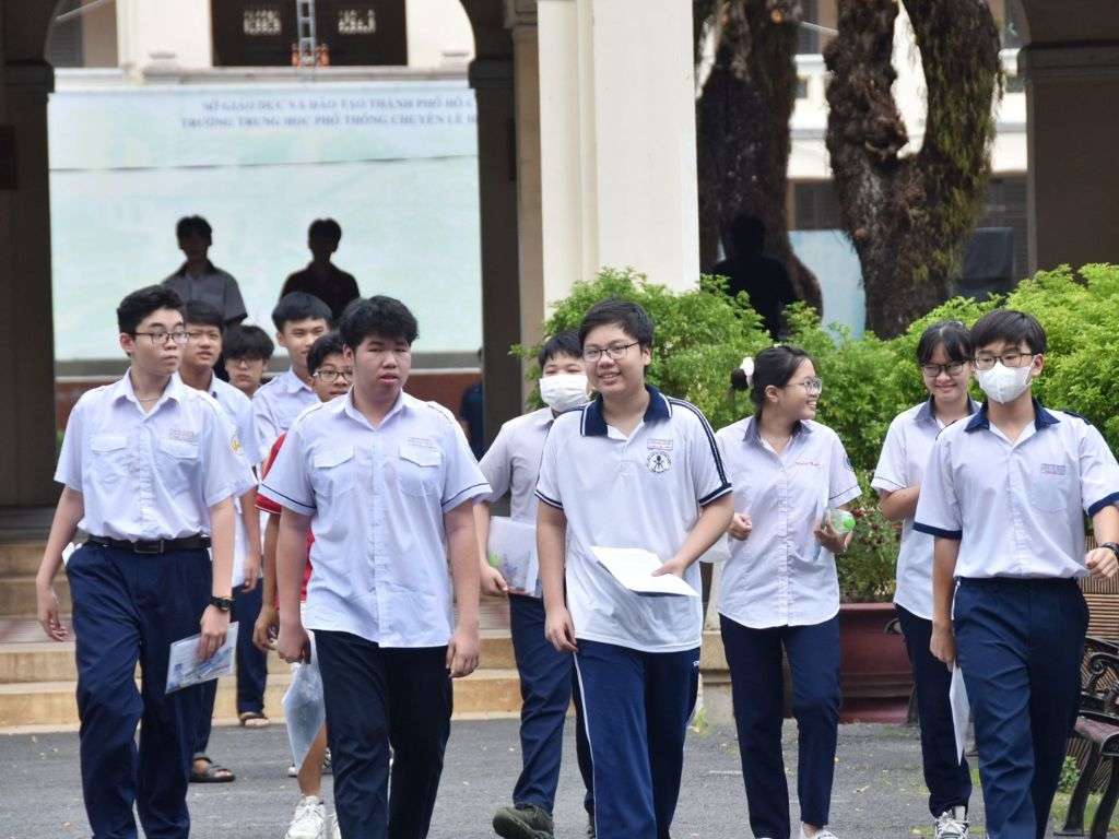 Mẫu áo đồng phục học sinh cấp 3 được thiết kế viền cổ khác màu