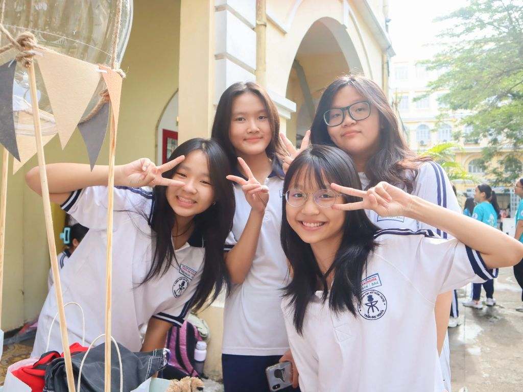 Bạn cần thiết kế áo đơn giản, phù hợp với quy định trường