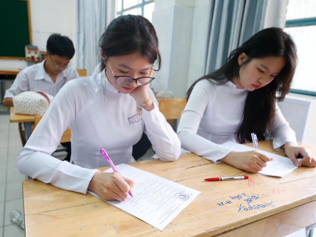 Áo dài là trang phục truyền thống của đồng phục học sinh Việt Nam cấp 3