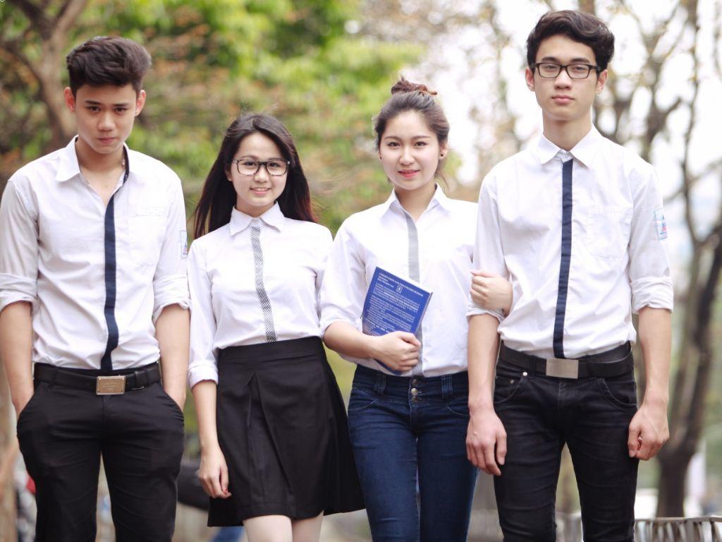 Mẫu đồng phục học sinh cấp 3 được phối hợp giữa sơ mi và quần tối màu