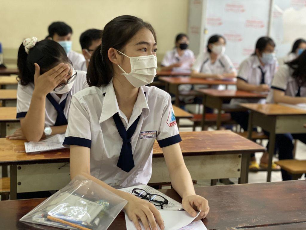 Áo sơ mi đi kèm cà vạt ở cổ tạo phong cách sang trọng