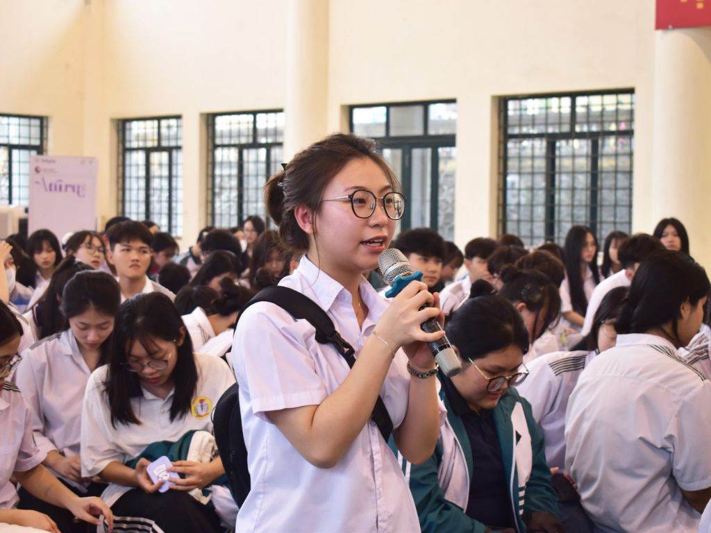 Áo sơ mi đồng phục học sinh cấp 3 được thiết kế đơn giản