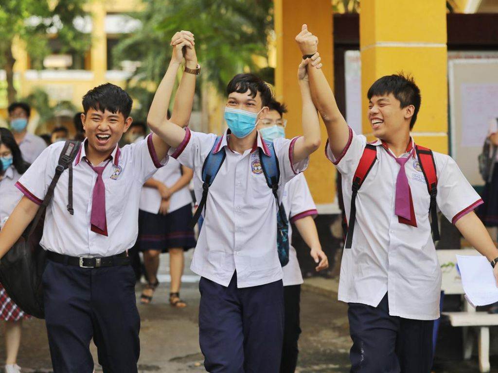 Áo sơ mi đồng phục học sinh cấp 3 thiết kế kiểu tay ngắn thoải mái cho trẻ