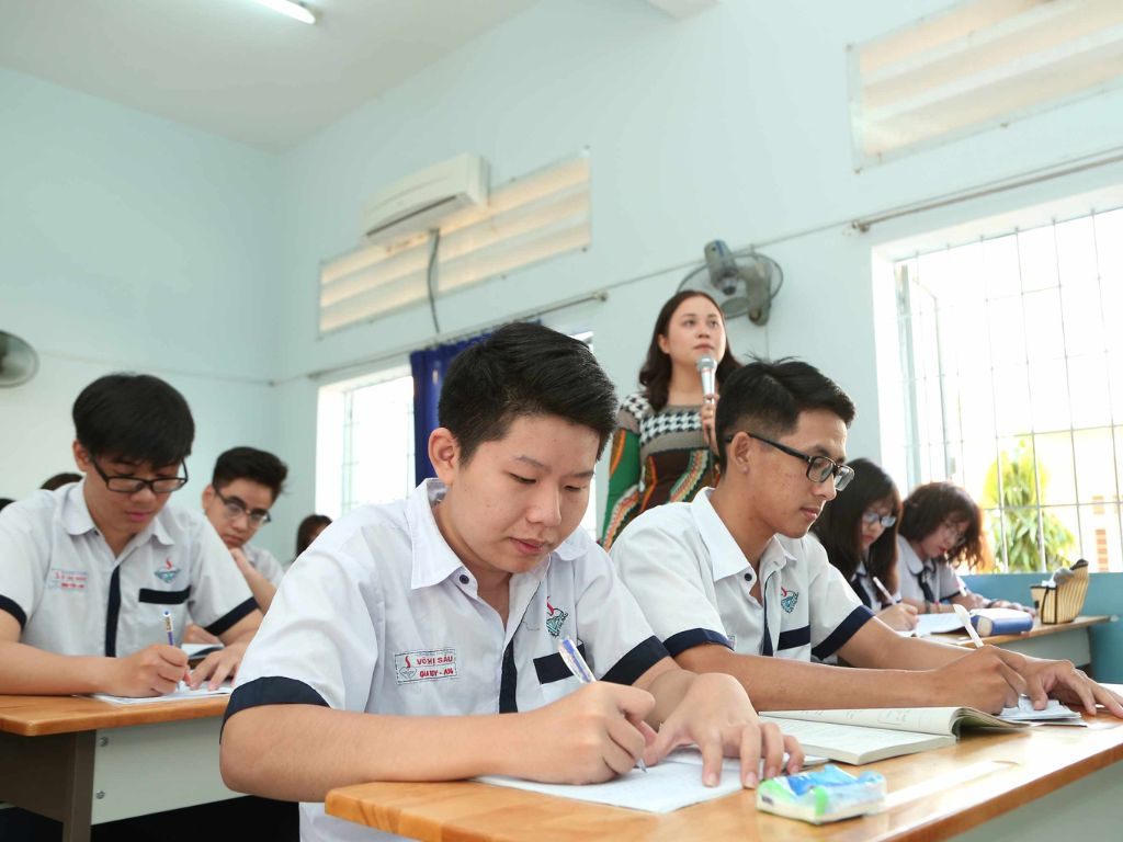 Bạn nên chọn áo sơ mi vừa với kích cở của trẻ