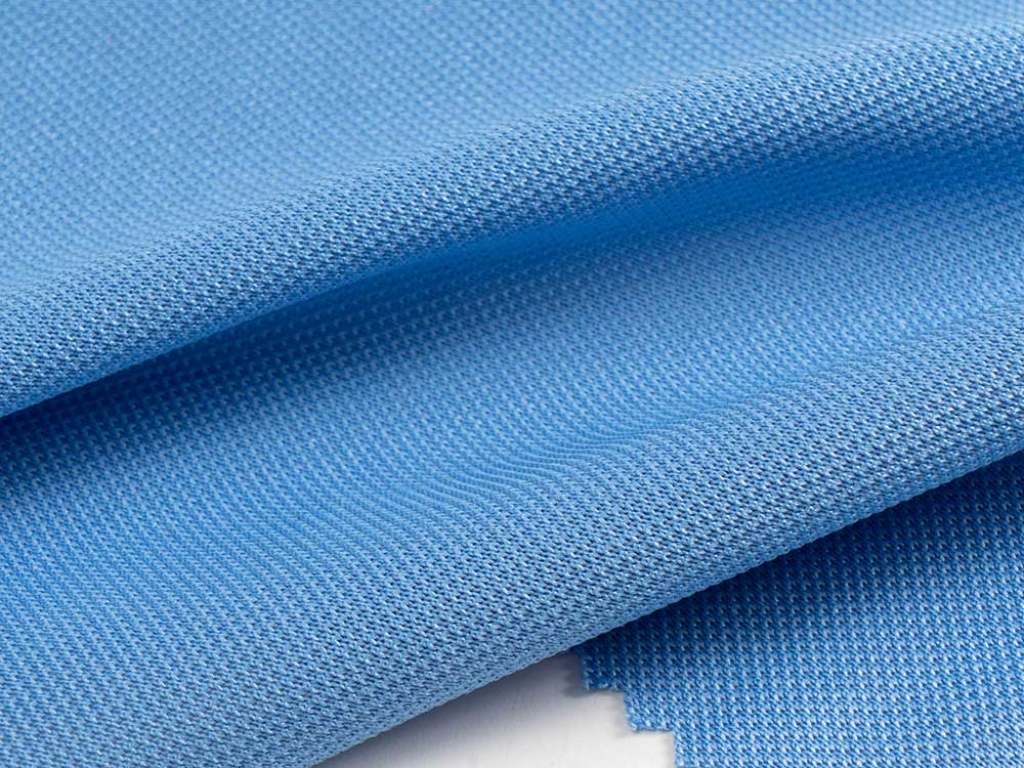 Độ dày của vải poly cá sấu ảnh hưởng trực tiếp đến độ bền và cảm giác khi mặc