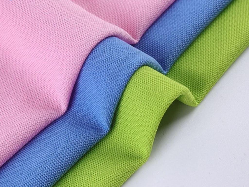 Vải cá sấu poly có thể mang lại cảm giác tiếp xúc hơi cứng hơn trên da