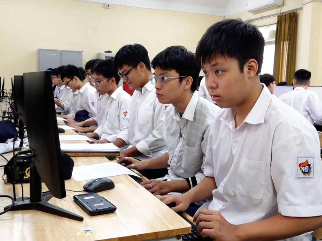 Áo đồng phục học sinh cấp 3 thường có màu trắng