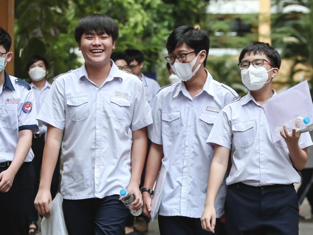 Áo sơ mi trắng là áo đồng phục học sinh cấp 3 truyền thống