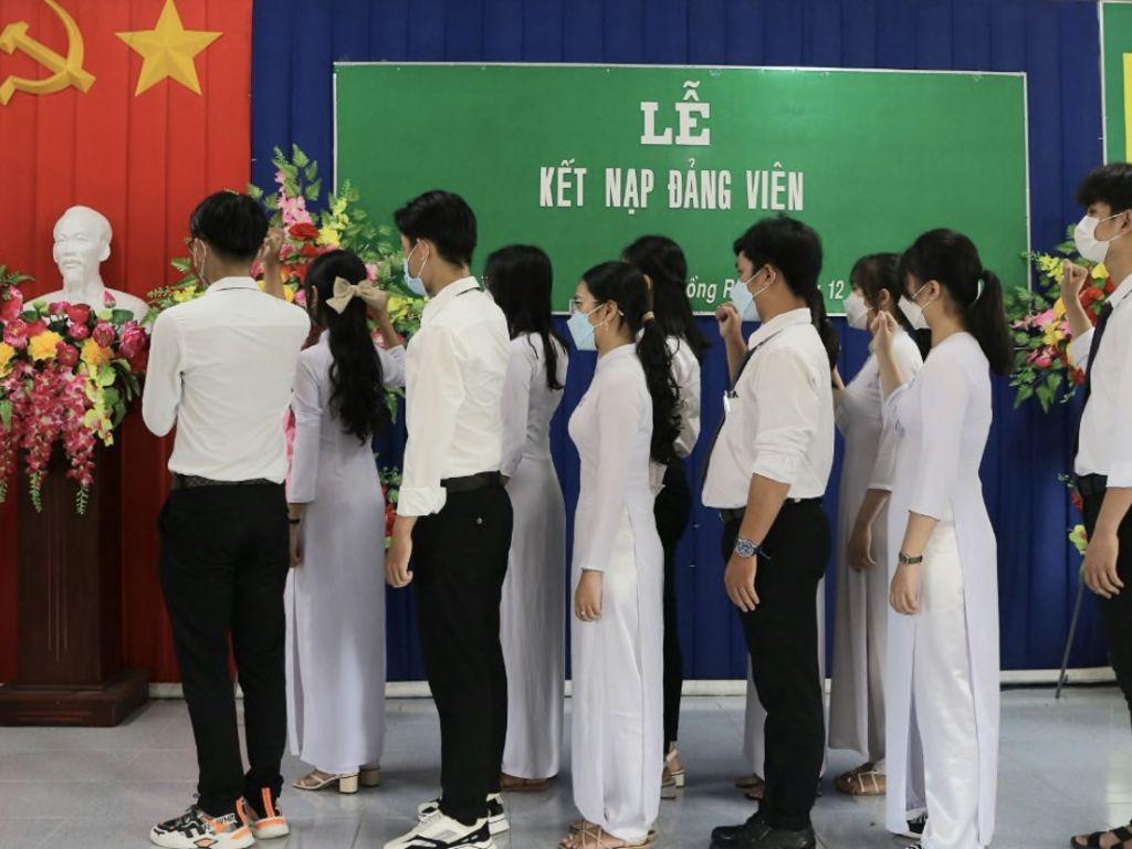 Áo dài trắng vẫn là một phần không thể thiếu trong văn hóa đồng phục của học sinh