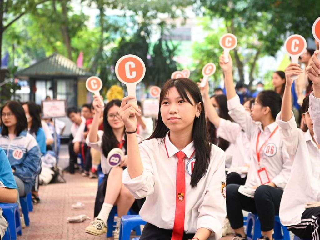 Áo đồng phục được tạo điểm nhấn bởi cà vạt trên cổ