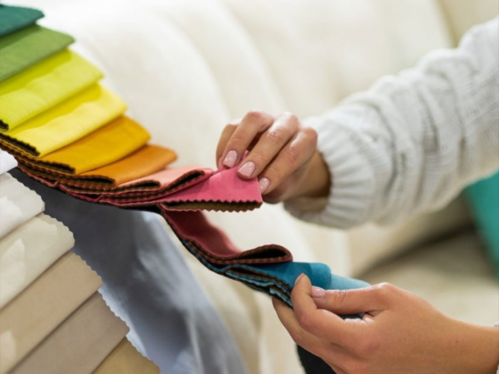 Bạn nên xem mẫu vải thực tế để biết được vải poly cotton có mát không