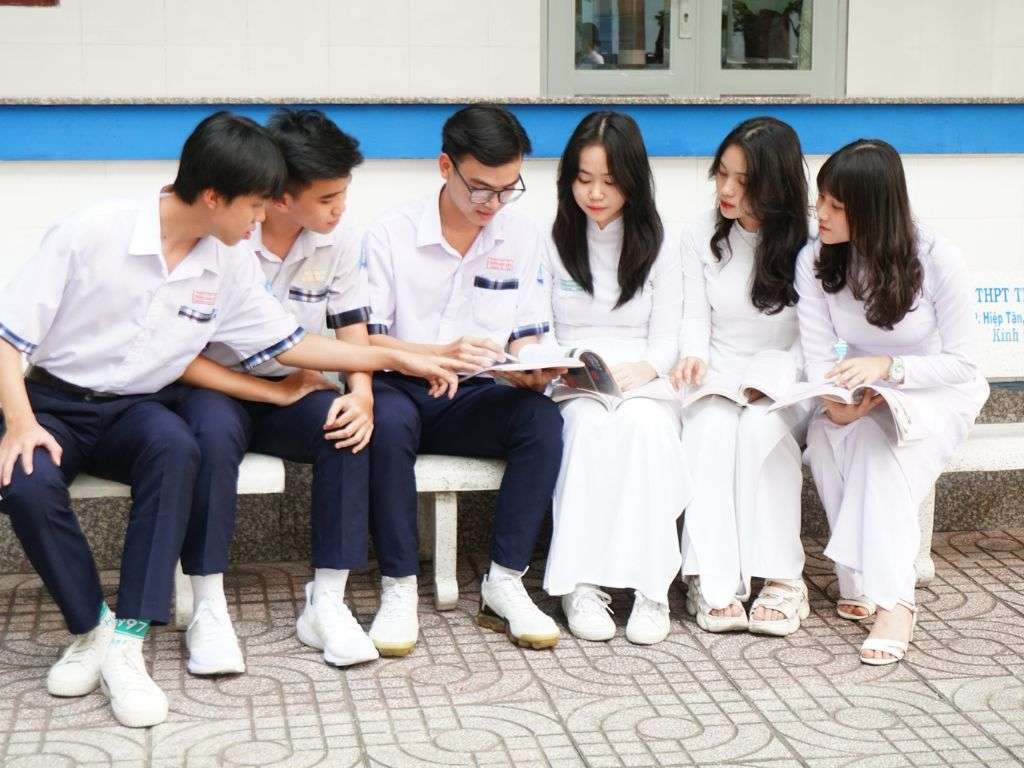 Đồng phục học sinh cấp 3 ở TPHCM thể hiện vẻ ngoài lịch sự, chỉnh chu