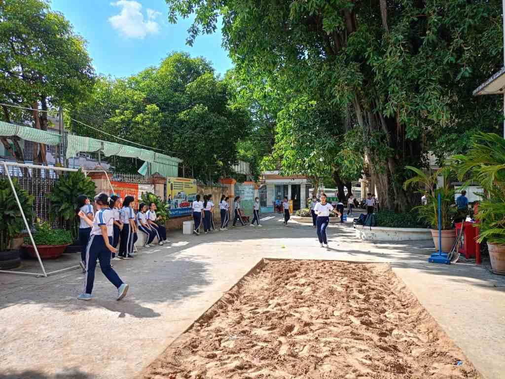 Kiểu dáng của đồng phục thể dục học sinh cấp 3 nên ưu tiên sự đơn giản