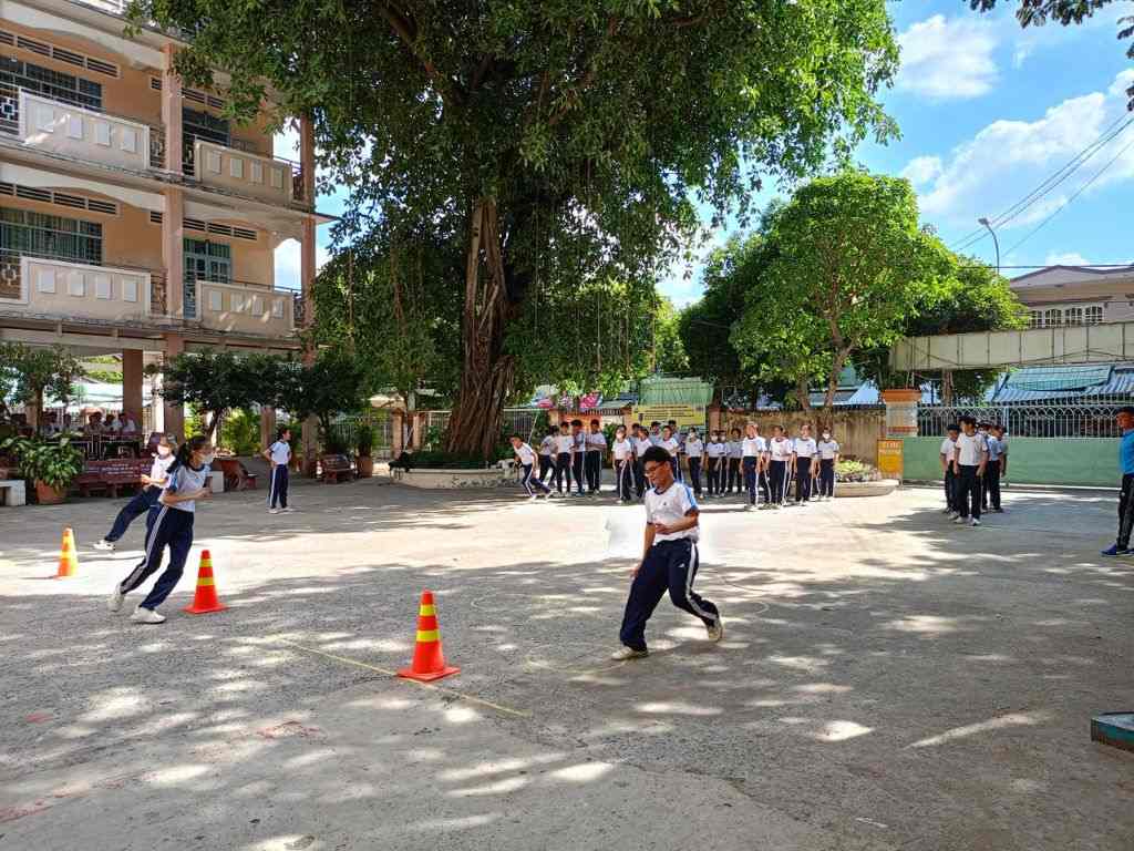 Bạn nên may đồng phục có kích thước vừa vặn với trẻ