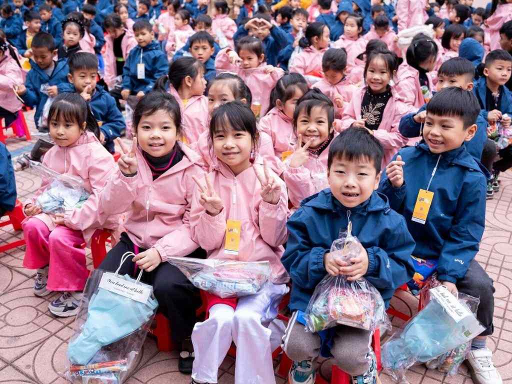 Mua áo khoác đồng phục học sinh giúp giữ ấm cho trẻ