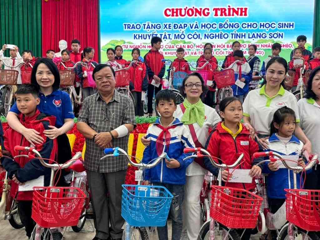 Bạn nên mua áo khoác đồng phục học sinh có thiết kế đơn giản