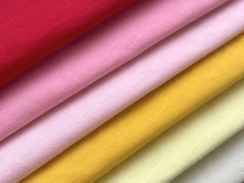 Vải cotton 100% thường có bề mặt mờ hơn và dễ nhăn