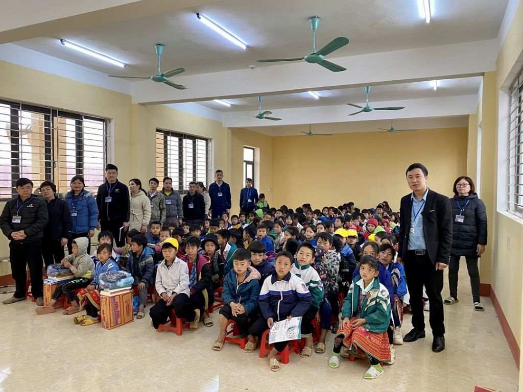 Mẫu áo khoác đồng phục học sinh cần đảm bảo có thể dữ ấm cho trẻ