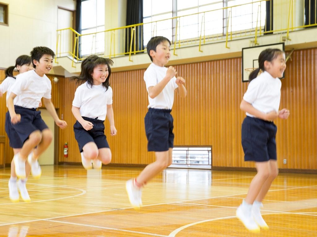 Áo thun và quần short là mẫu đồng phục thể dục học sinh phổ biến