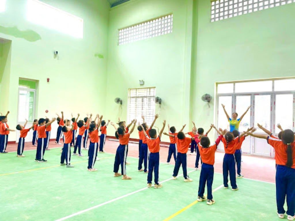 Form áo và quần của mẫu đồng phục thể dục học sinh cần có độ rộng rãi