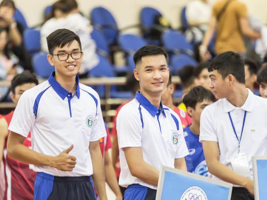 Bạn nên chọn kích thước vừa vặn khi mua đồng phục học sinh thể dục