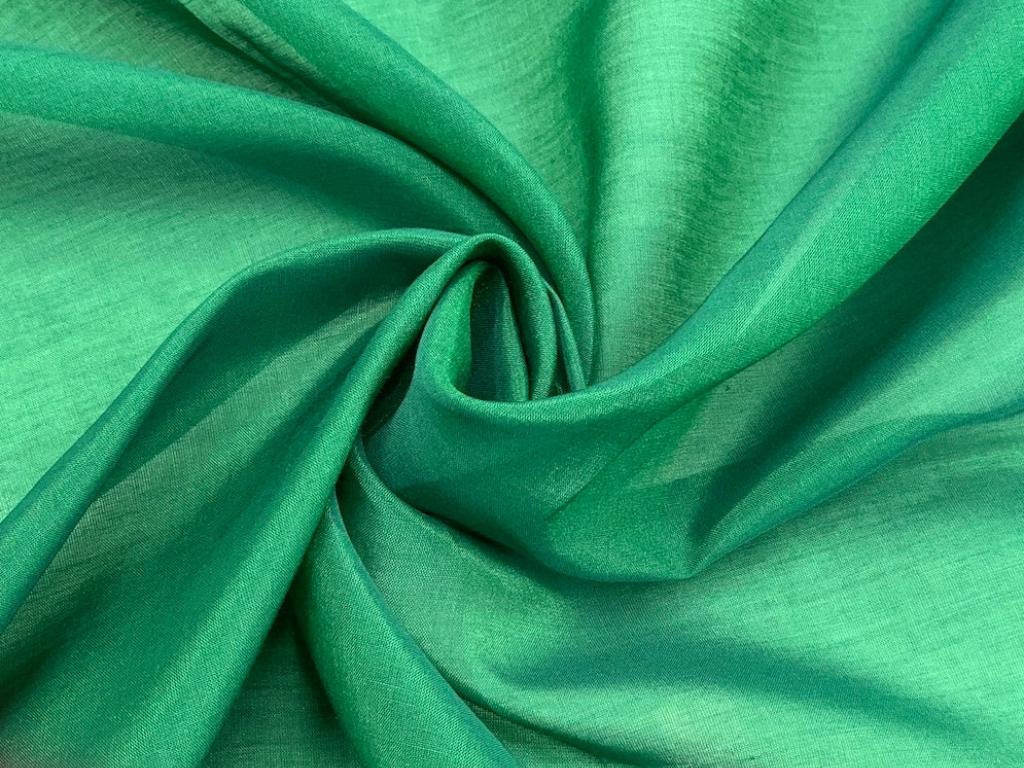 Sợi tơ tằm tự nhiên mang đến độ bóng mượt, óng ả đặc trưng