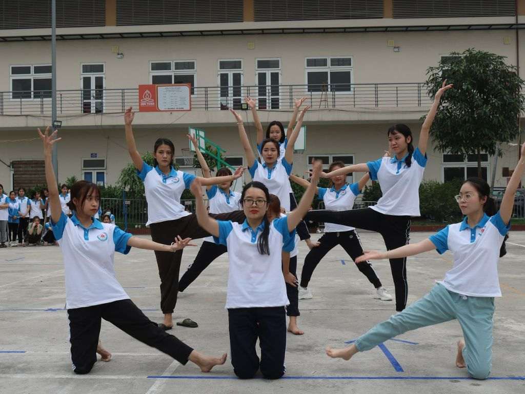 Vải cần có độ đàn hồi tốt để học sinh thực hiện các động tác dễ dàng