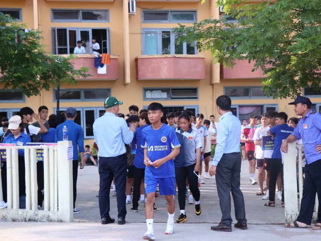 Bạn cần chọn đồng phục vừa với kích thước của trẻ