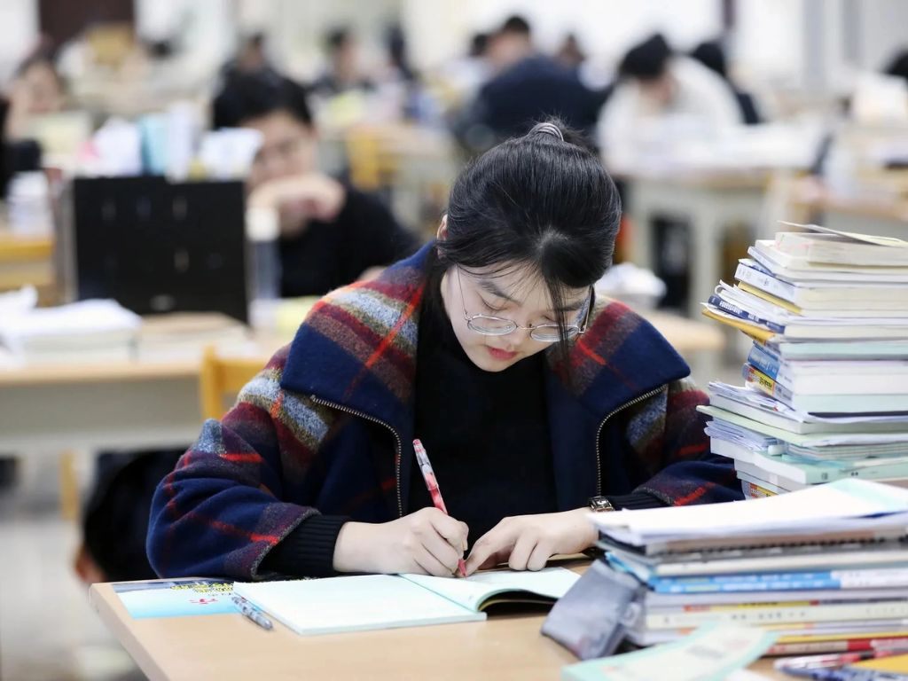 Áo khoác đồng phục học sinh Trung Quốc thường có màu tối