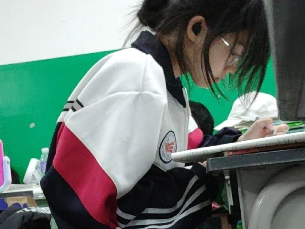 Áo khoác kiểu thể thao thường có cổ bẻ