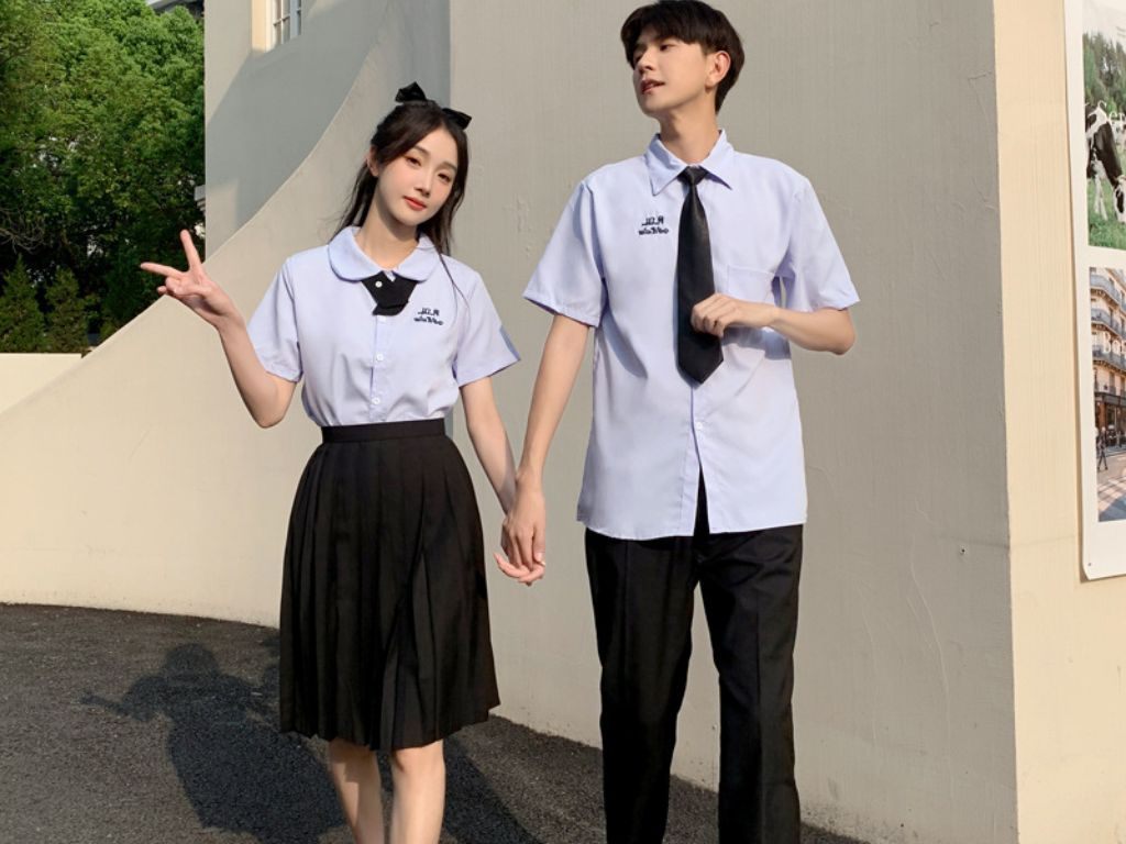 Đồng phục học sinh Trung Quốc nam thường có màu sáng