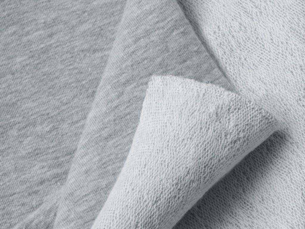 Vải nỉ cotton có độ thoáng khí tốt hơn vải nỉ tổng hợp