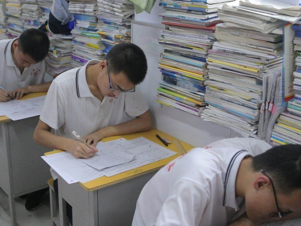 Mua đồng phục học sinh Trung Quốc cầm đảm bảo sự thoải mái cho trẻ