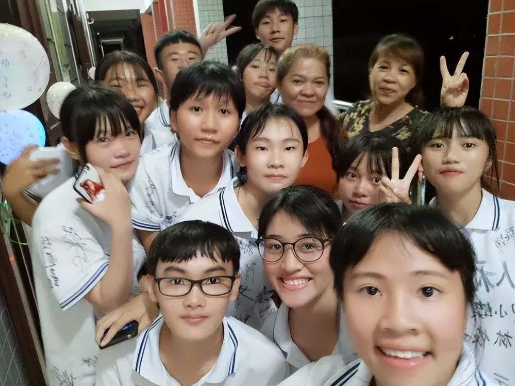 Đồng phục học sinh cấp 3 Trung Quốc thường là áo polo