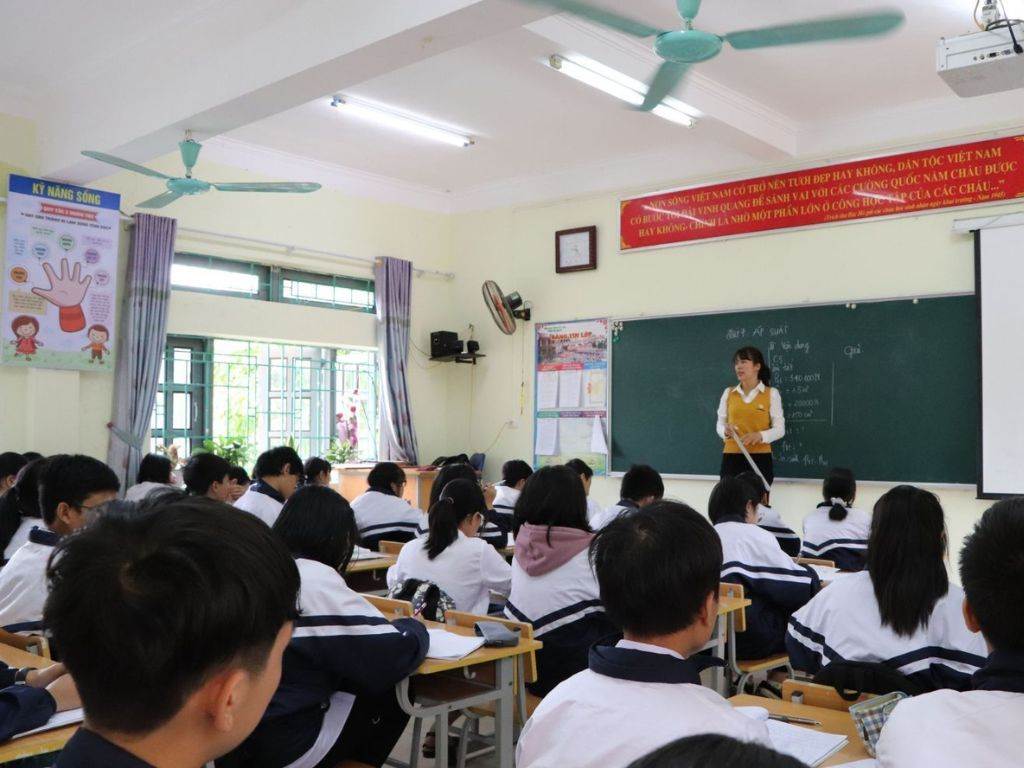 Bộ đồng phục thể thao hằng ngày thường bao gồm áo khoác có khóa kéo