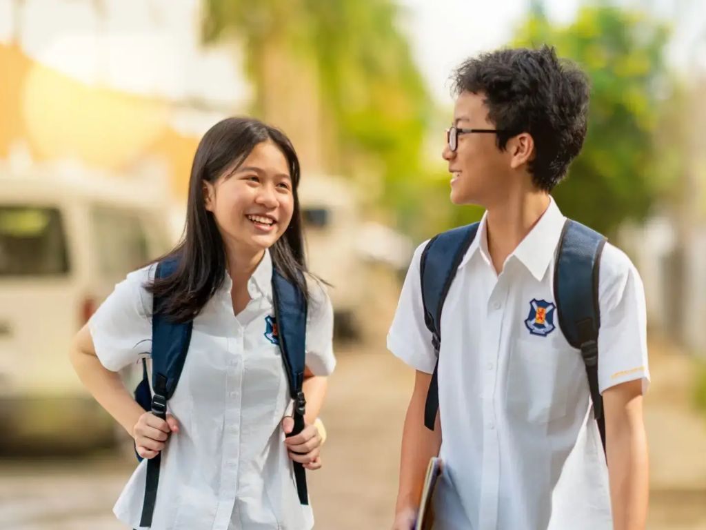 Đồng phục kiểu lễ phục thường bao gồm áo sơ mi trắng